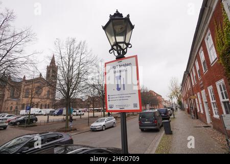 Potsdam, Deutschland. November 2021. Ein Schild mit der Aufschrift „Jetzt testen!“ Auf einem Laternenpfahl am Bassinplatz zu sehen. In Brandenburg treten die strengeren Corona-Regeln in Kraft. Die 2G-Regel mit Zugang nur für geimpfte und wiedergeborene Personen wird für einige Gebiete obligatorisch, und Masken sind auch in Grundschulen obligatorisch. Quelle: Jörg Carstensen/dpa/Alamy Live News Stockfoto