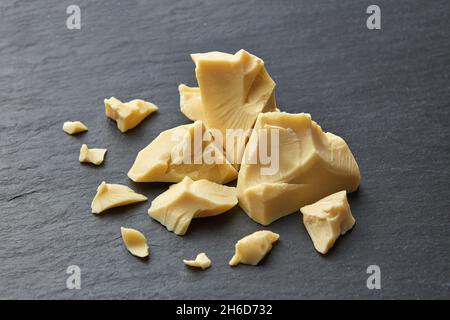 Grobe Stücke von Bio-Kakaobutter Stockfoto