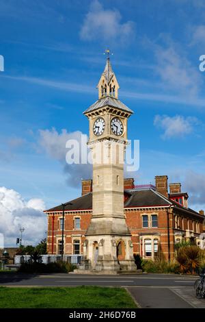 Die ikonischen Albert Clock Tower, ein historisches Wahrzeichen in Barnstaple, der wichtigsten Stadt von North Devon, England, die niedrigste Stelle des Flusses Taw Stockfoto