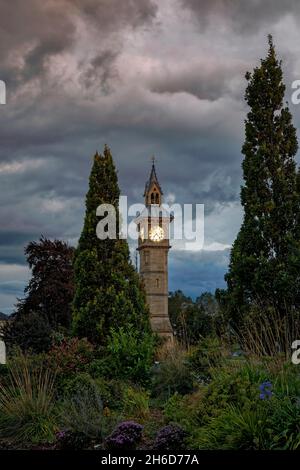 Der legendäre Albert Clock Tower mit beleuchtetem Zifferblatt in der Abenddämmerung, ein historisches Wahrzeichen in Barnstaple, der Hauptstadt von North Devon, England Stockfoto