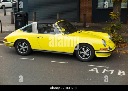 Oldtimer-Porsche-Klassiker mit Targa-Dach auf dem Parkplatz auf der Straße / Wartebereich für Krankenwagen / London Krankenwagen reserviert geparkt. Hampton. VEREINIGTES KÖNIGREICH (127) Stockfoto