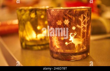 Dekorierte teelichter zu weihnachten Stockfoto