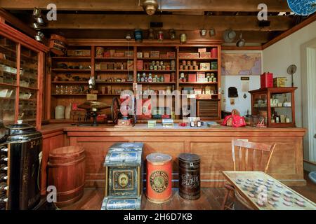 Ein rekonstruiertes historisches allgemeines Handelshaus im 1890 Farm House Museum in Billings Farm & Museum, Woodstock, Vermont, New England, USA Stockfoto