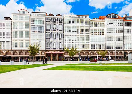 A Coruña, Spanien - 24. SEPTEMBER 2017: Traditionelle galizische Häuser am Ufer im Zentrum der Stadt A Coruña in Galicien, Spanien Stockfoto