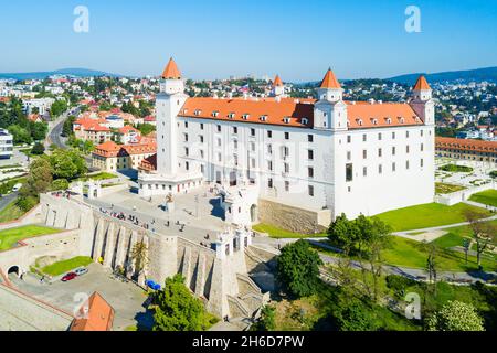 BRATISLAVA, SLOWAKEI - 11. MAI 2017: Burg Bratislava oder Bratislavsky Hrad Luftpanorama. Die Burg Bratislava ist die Hauptburg von Bratislava Stockfoto