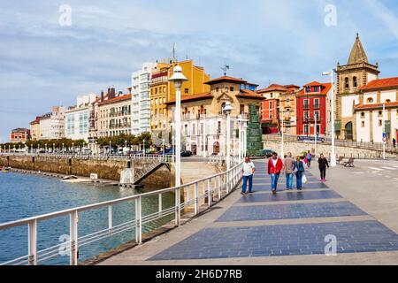 GIJON, SPANIEN - 25. SEPTEMBER 2017: Gijon Uferstraße Promenade. Gijon ist die größte Stadt in Asturien in Spanien. Stockfoto