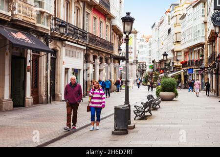 A Coruña, Spanien - 24. SEPTEMBER 2017: Touristen an der Fußgängerzone im Zentrum von A Coruna in Galizien, Spanien Stockfoto