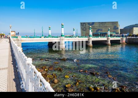 SAN SEBASTIAN, SPANIEN - 29. SEPTEMBER 2017: Puente del Kursaal Brücke und Kursaal Kongresszentrum Zentrum in San Sebastián, oder Donostia Stadt in Spanien Stockfoto