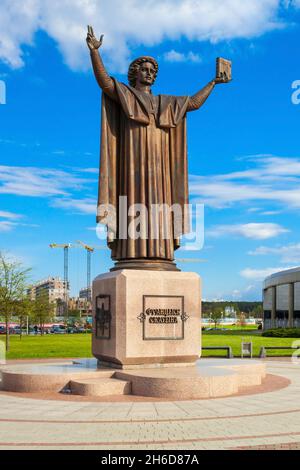 MINSK, WEISSRUSSLAND - 06. MAI 2016: Francysk Skaryna oder Francisk Skorina Denkmal in der Nähe der Nationalbibliothek von Belarus, in Minsk, Weißrussland. Stockfoto