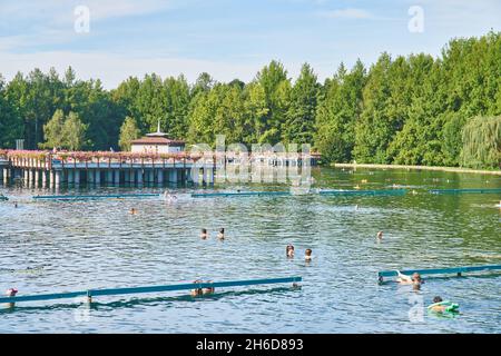 HEVIZ, UNGARN - 29. Aug 2020: Heviz, Ungarn - 29 2020. August: Die Therme in Heviz ist ein beliebtes Ziel, um sich in der Nähe des Balaton-Sees zu entspannen Stockfoto