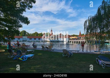 HEVIZ, UNGARN - 29. Aug 2020: Heviz, Ungarn - 29 2020. August: Die Therme in Heviz ist ein beliebtes Ziel, um sich in der Nähe des Balaton-Sees zu entspannen Stockfoto