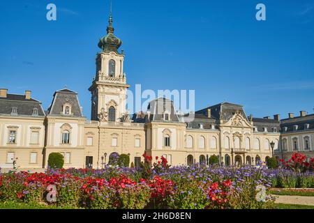 KESZTHELY, UNGARN - 28. Aug 2020: Keszthely Palace, Ungarn - 28 2020. August: Keszthely Palace mit blühendem Garten in der Nähe des Balaton-Sees Stockfoto