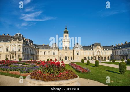 KESZTHELY, UNGARN - 28. Aug 2020: Keszthely Palace, Ungarn - 28 2020. August: Keszthely Palace mit blühendem Garten in der Nähe des Balaton-Sees Stockfoto