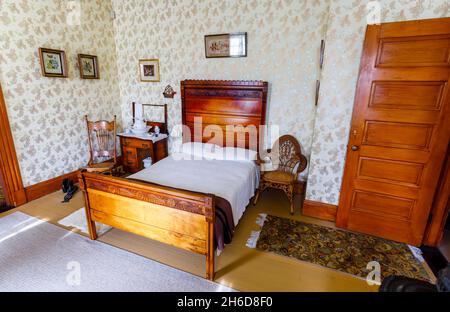 Traditionelles Schlafzimmer aus dem 19. Jahrhundert und geschnitztes Doppelbett aus Holz im Museum in Billings Farm & Museum, Woodstock, Vermont, New England, USA Stockfoto