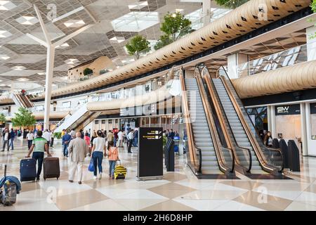 BAKU, ASERBAIDSCHAN - 16. SEPTEMBER 2016: Interieur des internationalen Flughafens Baku Heydar Aliyev. Es ist einer der sechs internationalen Flughäfen, die Aserbaidschan bedienen Stockfoto