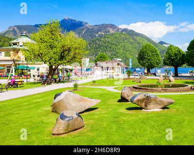 ST. GILGEN, Österreich - Mai 17, 2017: öffentlicher Park in St. Gilgen Dorf, Salzkammergut. St Gilgen am Wolfgangsee entfernt. Stockfoto