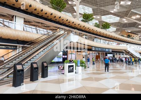 BAKU, ASERBAIDSCHAN - 16. SEPTEMBER 2016: Interieur des internationalen Flughafens Baku Heydar Aliyev. Es ist einer der sechs internationalen Flughäfen, die Aserbaidschan bedienen Stockfoto