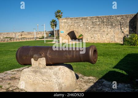 Alte, rostige Kanonen auf den befestigten Mauern der alten Stadt Akko Israel schützen den Hafen und die Stadt vor der Invasion der Marine. Jetzt eine historische Esplana Stockfoto