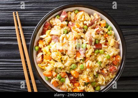 Chinesisches Ei gebratener Reis Yang Chow gebratener Reis in der Nähe auf dem Teller auf dem Tisch. Horizontale Draufsicht von oben Stockfoto