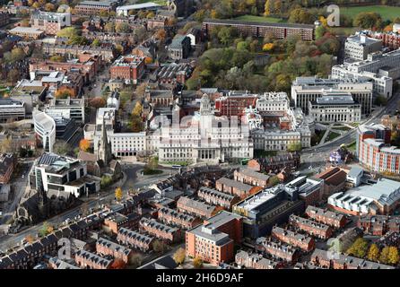 Luftaufnahme von Osten zur Leeds University über die Blenheims und die A660 Woodhouse Lane, Leeds. Herbst 2021 Stockfoto