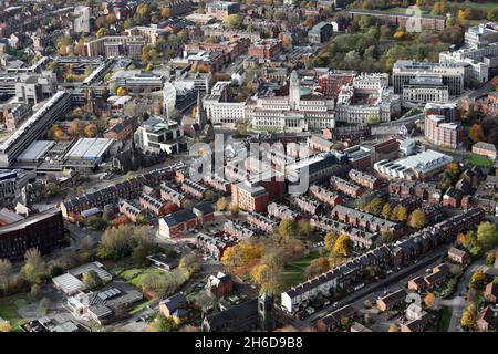 Luftaufnahme von Osten zur Leeds University über die Blenheims und die A660 Woodhouse Lane, Leeds. Herbst 2021 Stockfoto