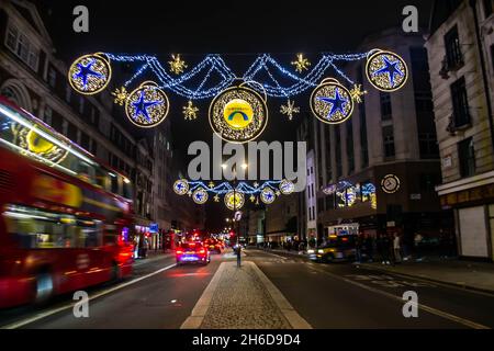 STRAND, LONDON, ENGLAND- 14. November 2021: Northbank weihnachtsbeleuchtung in der Nähe der Station Charing Cross Stockfoto