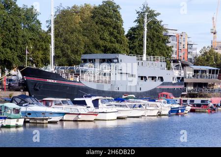 Thekla, ein Veranstaltungsort für Live-Musik und Clubbereich auf einem umgebauten deutschen Frachtschiff oder -Boot, der seit 1984 im Hafen von Bristol festgemacht ist. Stockfoto