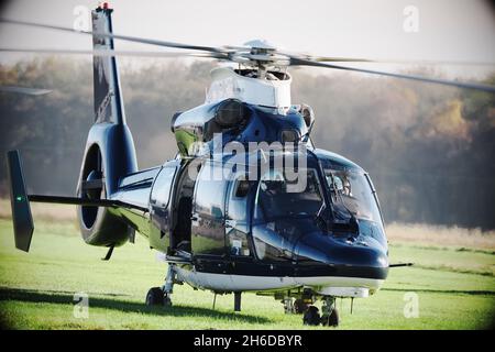 SAS Dauphin Hubschrauber mit Rotoren läuft gesehen in Herefordshire November 2021 Stockfoto