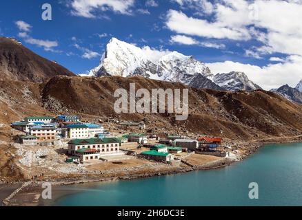 Gokyo See oder Dudh Pokhari Tso und Dorf, Ngozumba Gletscher, Arakam tse Gipfel und chola tse von Gokyo Ri - Trek zum Cho Oyu Basislager, Khumbu Tal, Stockfoto