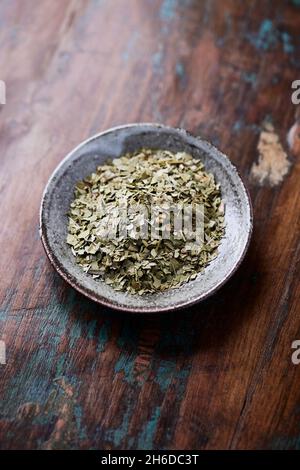 Trockene Yerba Mate Blätter auf hölzernen Hintergrund. Nahaufnahme. Speicherplatz kopieren. Stockfoto