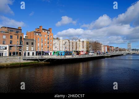 Blick auf die Dublin North Quays, von der Halfpenny Bridge Stockfoto