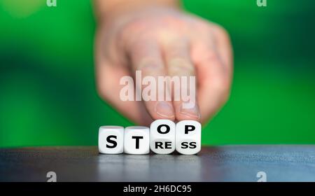 Symbol zum Stoppen von Stress. Würfel Formen die Worte stoppen und Stress. Stockfoto