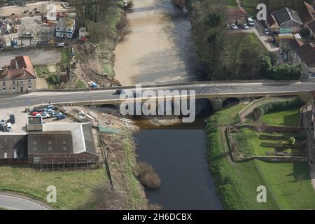 Tadcaster Bridge, die am 3. Februar 2017 nach Reparaturarbeiten nach einer Überschwemmung im Jahr 2012 und einem Brückeneinsturz im Dezember 2015 wiedereröffnet wurde, Tadcaster, North Yorkshire, 2017. Stockfoto