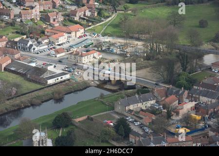 Tadcaster Bridge, die am 3. Februar 2017 nach Reparaturarbeiten nach einer Überschwemmung im Jahr 2012 und einem Brückeneinsturz im Dezember 2015 wiedereröffnet wurde, Tadcaster, North Yorkshire, 2017. Stockfoto