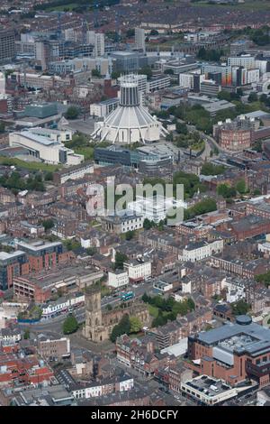 Blick von der Kirche St. Luke nordöstlich in Richtung römisch-katholische Metropolitan Cathedral of Christ the King, Liverpool, 2015. Stockfoto