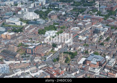 Blick von der Kirche St. Luke nordöstlich in Richtung römisch-katholische Metropolitan Cathedral of Christ the King, Liverpool, 2015. Stockfoto