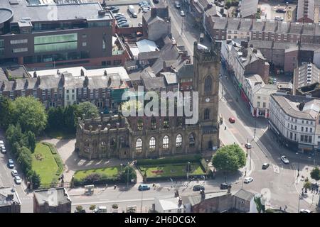 Die Kirche St. Luke, eine ruinierte anglikanische Pfarrkirche, die während des Liverpool Blitz am 6. Mai 1941 schwer beschädigt wurde, ist allgemein bekannt als die ausgebombte Kirche und gilt als Kriegsdenkmal, Liverpool, 2015. Stockfoto