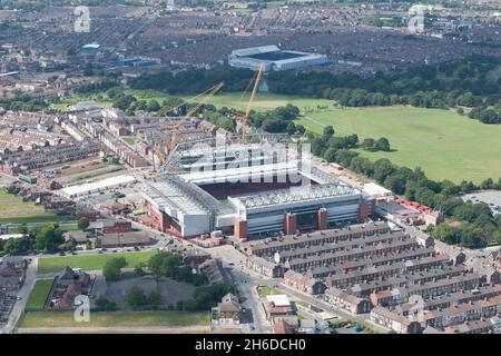 Anfield Football Stadium, Heimstadion des Liverpool Football Club, mit Goodison Park, Heimstadion des Everton Football Club, im Hintergrund, Liverpool, 2015.
