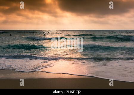 Abendlicht über der Fistral Bay in Newquay in Cornwall. Stockfoto