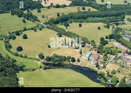 Humphry Repton beeinflusste Landschaftspark und Baumallee in Stoneleigh Abbey, Kenilworth, Warwickshire, 2018. Stockfoto