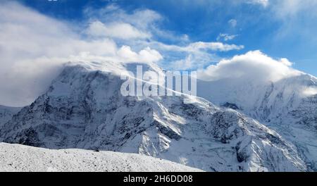 Panoramablick auf Annapurna 3 III und Ganggapurna blau gefärbt, Annapurna Range, Annapurna Circuit Trekking Trail, Nepal Stockfoto