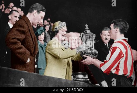 „The Queen Presents The Cup“, 1937. Aus „Die Kugel - Krönungsdatensatz-Nummer“. [The Sphere, London, 1937]. (Schwarzweiß-Druck). Stockfoto