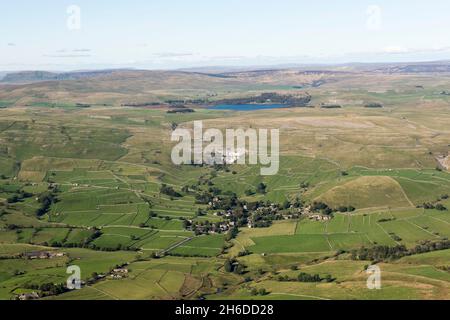 Blick von Süden über das Dorf Malham in Richtung Malham Cove und Malham Tarn, North Yorkshire, 2019. Stockfoto