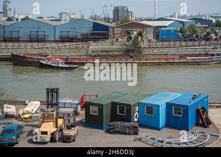 Trinity Buoy Wharf, Leamouth, Tower Hamlets, London, 2012. Gesamtansicht der Ostseite der Trinity Booy Wharf von Westen, mit Containern am Kai und Bow Creek Wharf über den Fluss Lea im Hintergrund. Stockfoto