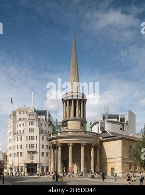 Langham Place, Marylebone, London, 2014. Gesamtansicht des Langham Place aus dem Süden, zeigt die All Souls Church zwischen Broadcasting House und dem neuen John Peel Wing sowie die Nummern 1 und 3 Riding House Street. Stockfoto