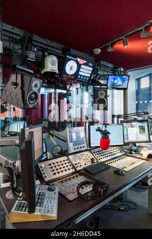 Radiostudio, New Broadcasting House, Portland Place, Marylebone, London, 2016. Innenansicht eines Radiostudios von World Service in der neuen Erweiterung des Hauptgebäudes der BBC. Stockfoto