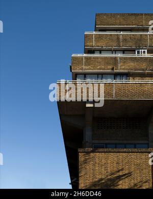 The Royal Borough of Kensington and Chelsea Depot, London, 2016. Detail der Pembroke Road-Seite des betriebsdepots und der Wohnungen, Blick nach oben auf das östliche Ende der oberen Terrassen mit Wohnungen. Stockfoto