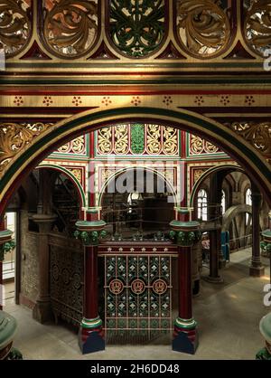 Crossness Pumpstation, Crossness Klärwerk, Bexley, London, 2014. Innenansicht der Pumpstation, Blick durch einen Bogen in den Hauptatriumbereich. Stockfoto