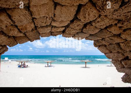 Israel, Cäsarea. Überreste des Aquädukts, erbaut von den Römern, das die Wasserquelle der römischen Stadt war Stockfoto