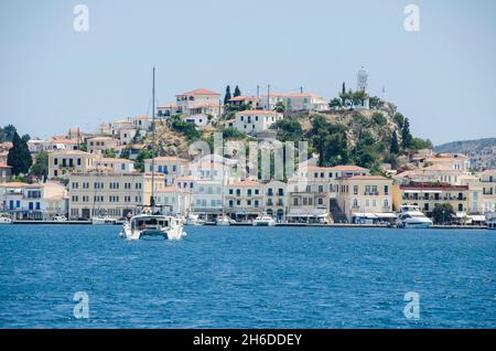 Die griechische Insel Aegina ist eine der Saronischen Inseln Griechenlands im Saronischen Golf, 27 Kilometer (17 Meilen) von Athen entfernt. Die Tradition leitet das na ab Stockfoto